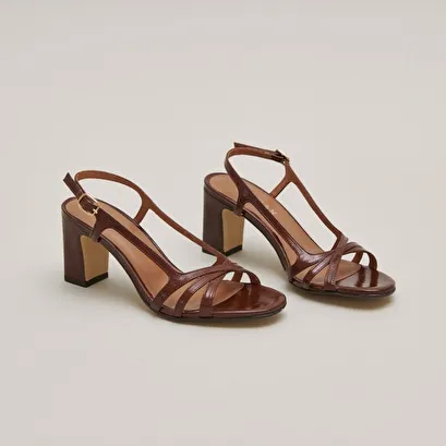 High-heeled sandals in brown shiny leather