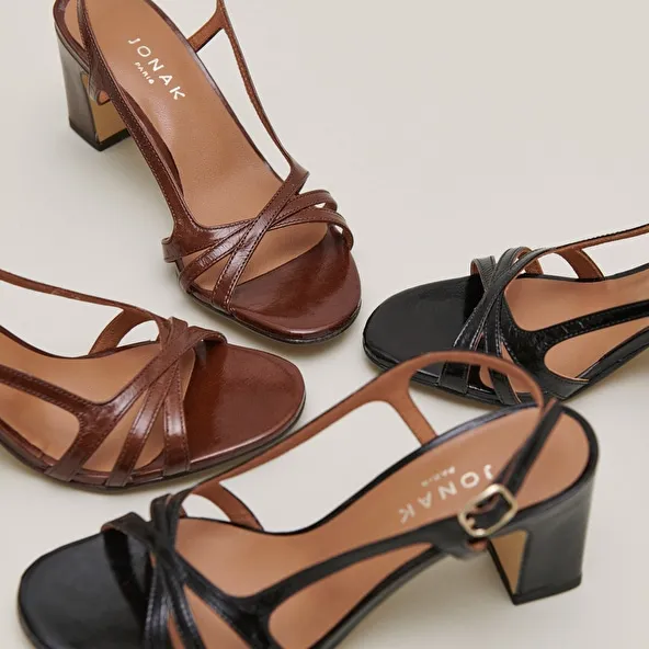 High-heeled sandals in brown shiny leather