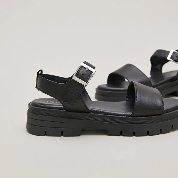 Platform sandals with straps in black leather